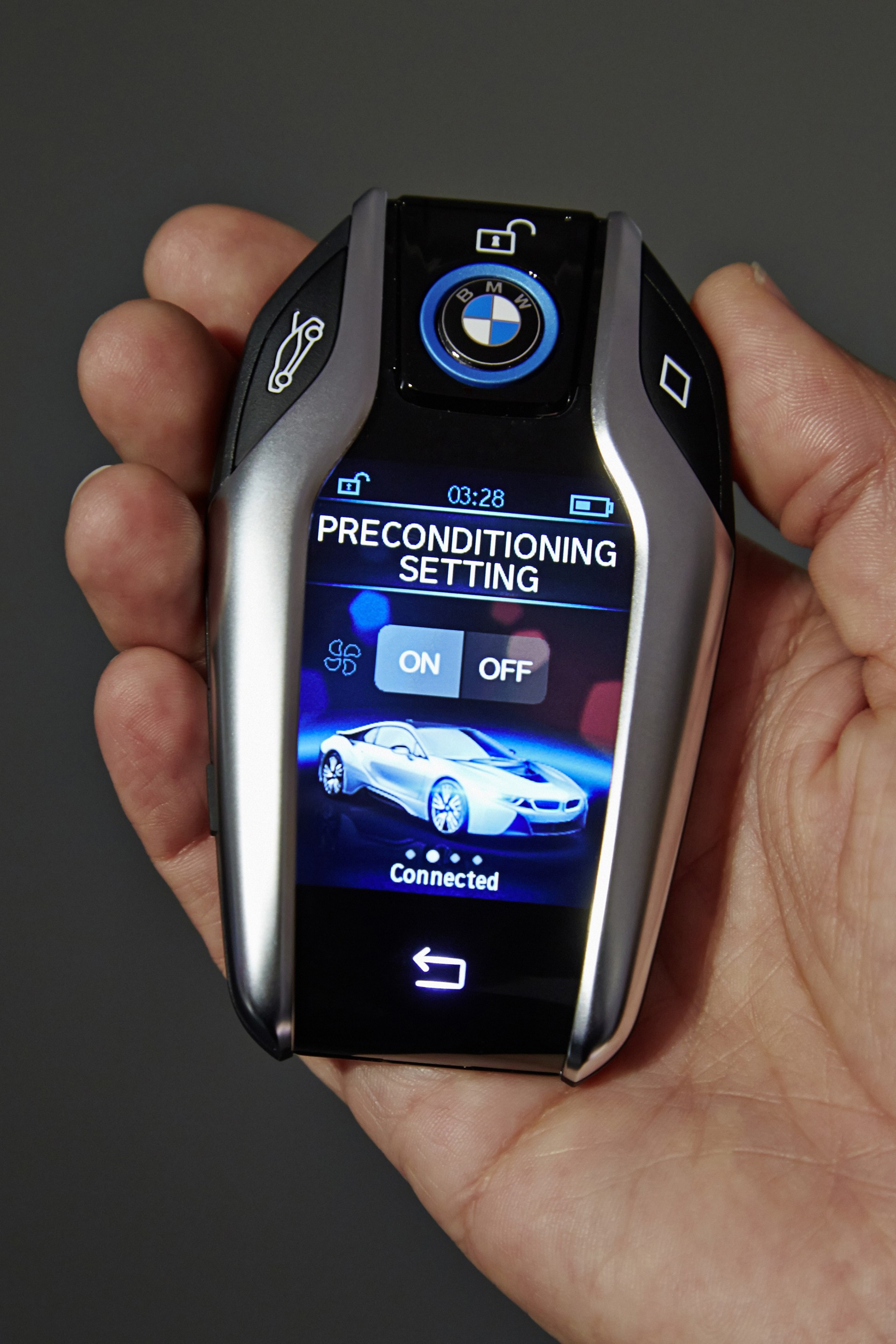 i8 Key Fob with 2.2" Display Brought Out by BMW at 2015 CES - autoevolution