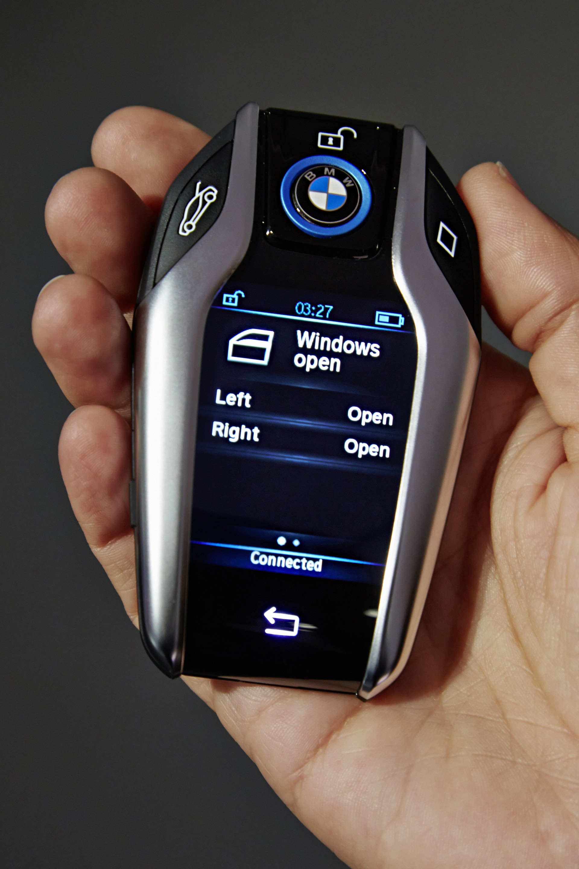 i8 Key Fob with 2.2" Display Brought Out by BMW at 2015 CES - autoevolution