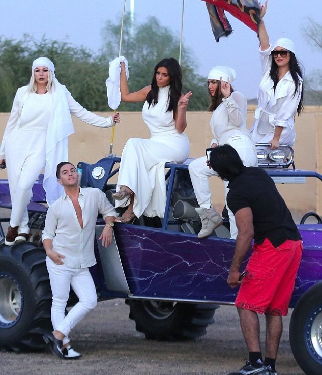 http://s1.cdn.autoevolution.com/images/news/gallery/kim-kardashian-rode-a-buggy-in-dubais-dunes-wore-white-of-course-photo-gallery_5.jpg