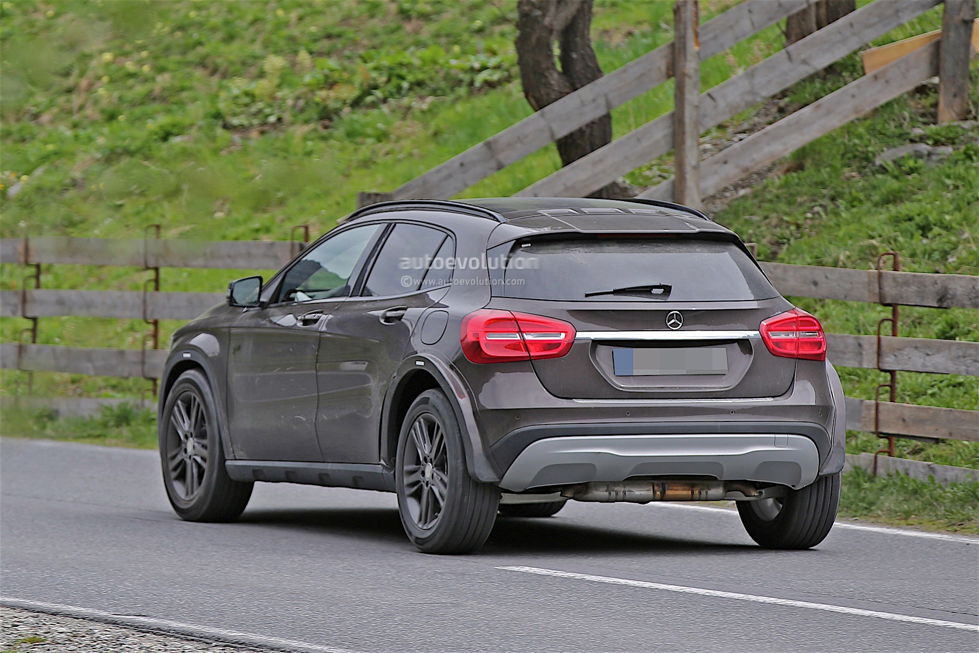 Mercedes-Benz Is Testing Upcoming GLB, Spyshots Reveal - autoevolution