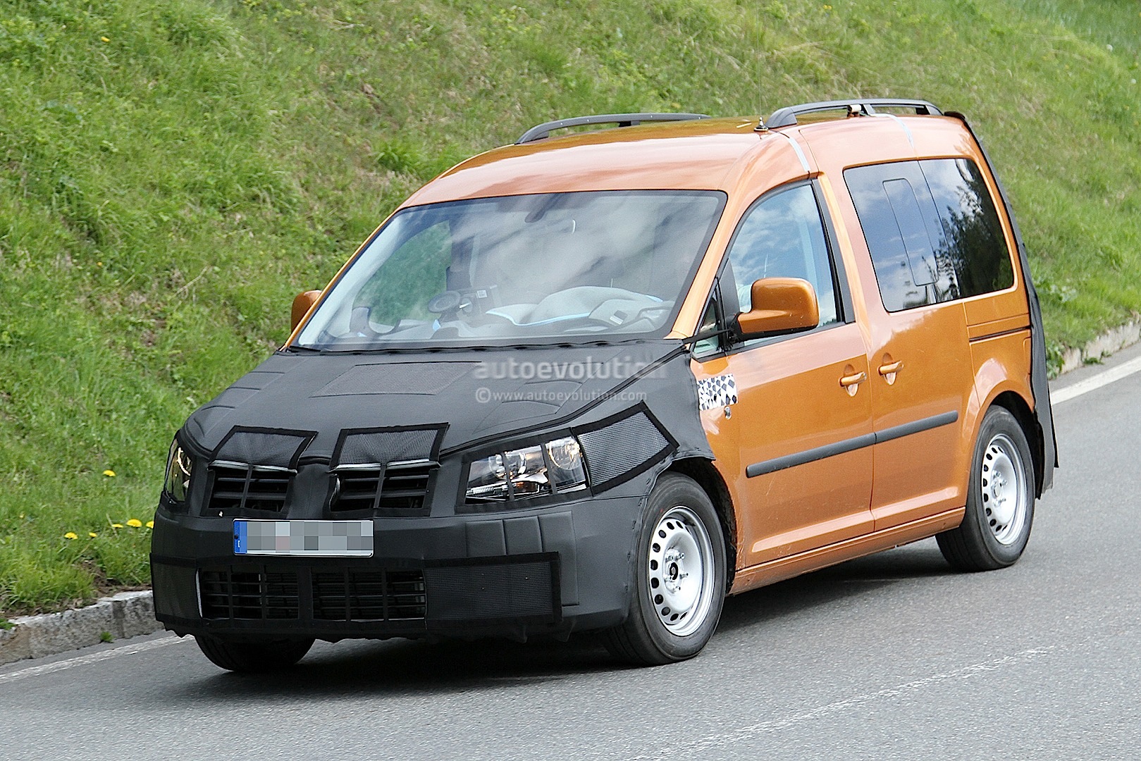 New Volkswagen Caddy Spied Testing For 2015 Launch