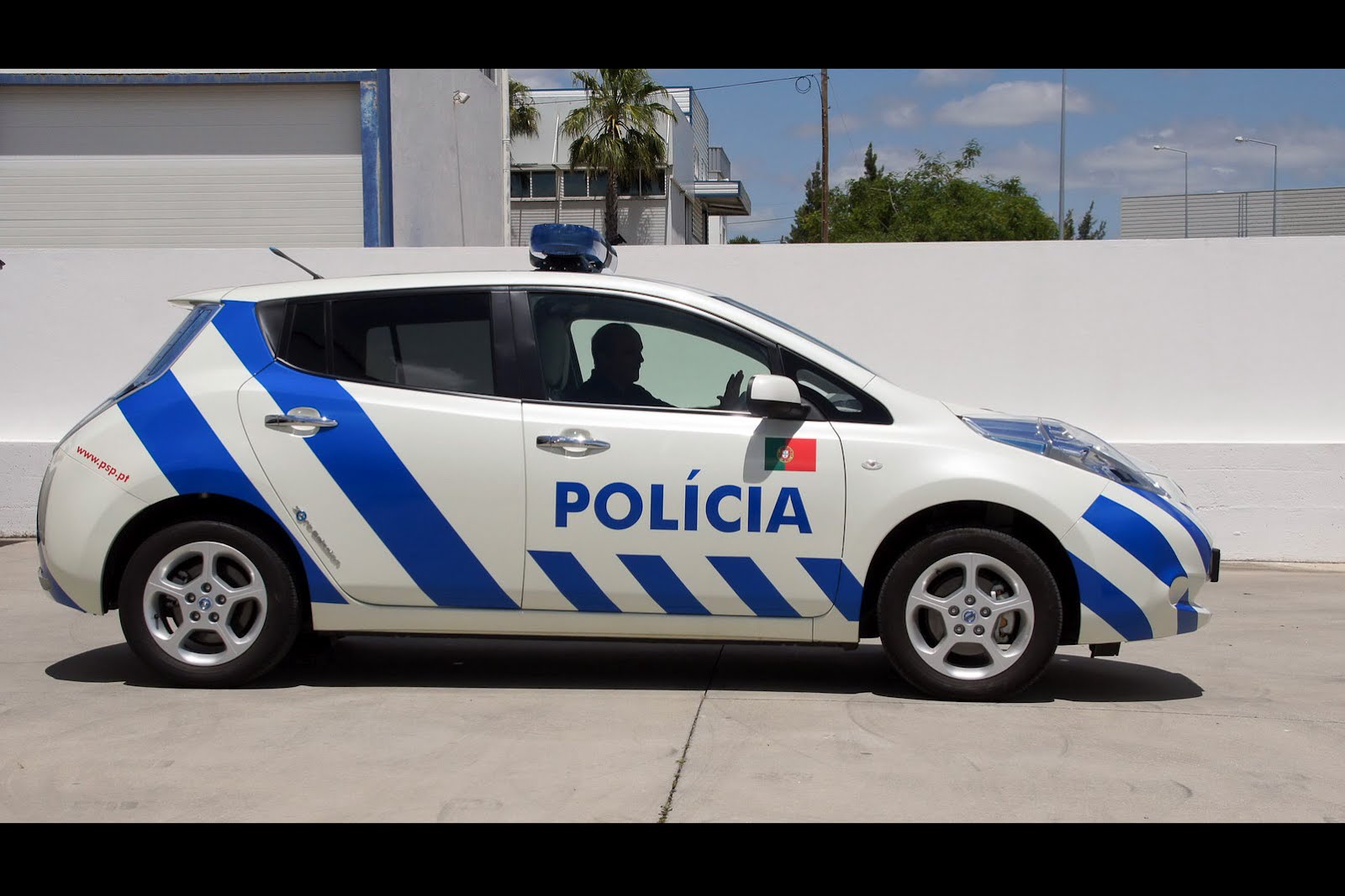 Nissan leaf police car #7