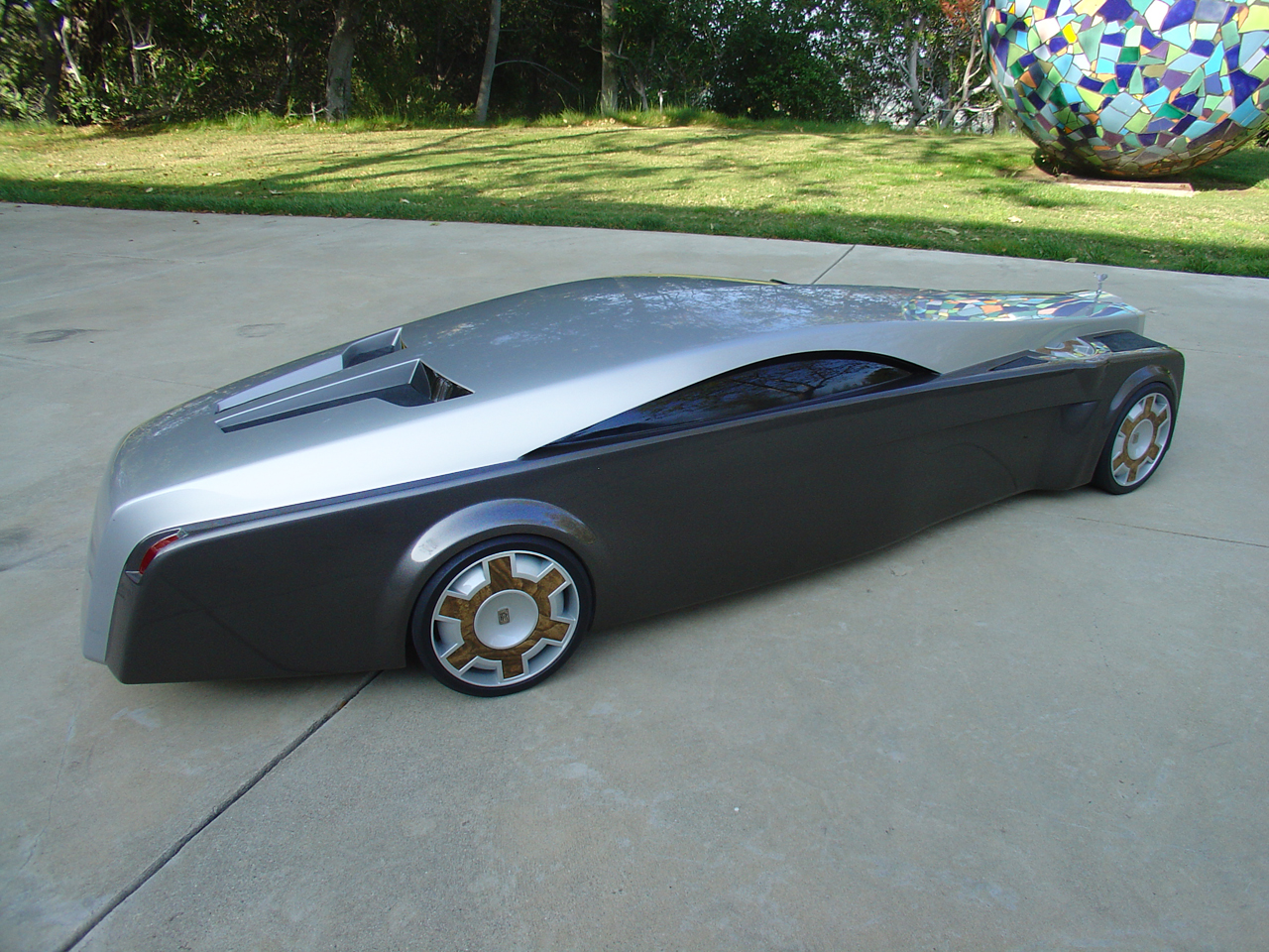 http://s1.cdn.autoevolution.com/images/news/gallery/rolls-royce-apparition-concept-is-eye-catching_4.jpg