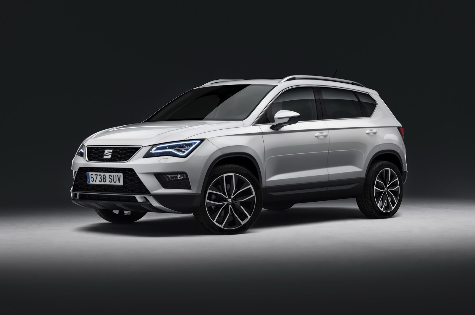 the-seat-ateca-suv-debuts-with-led-light