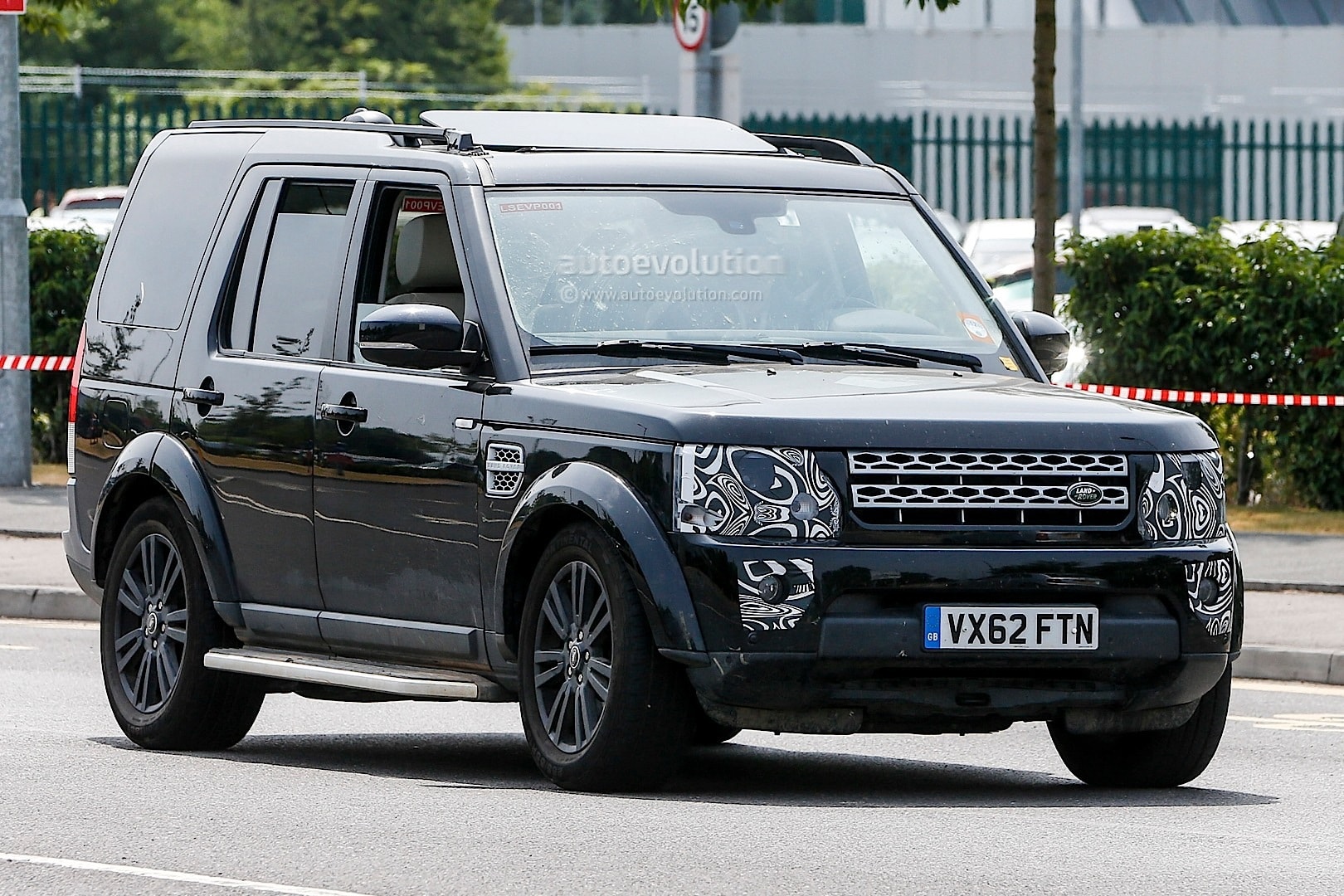 Spyshots: 2014 Land Rover Discovery Facelift - autoevolution
