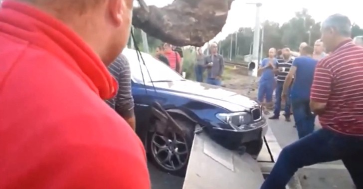 stupid-russians-ram-expensive-bmw-into-railway-crossing-barrier-video-66588-7.jpg