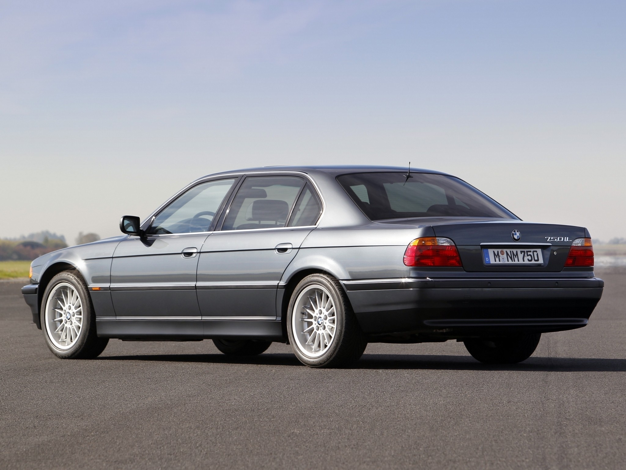 BMW E38 7 Series – Pinnacle of 1990s Luxury Performance插图6