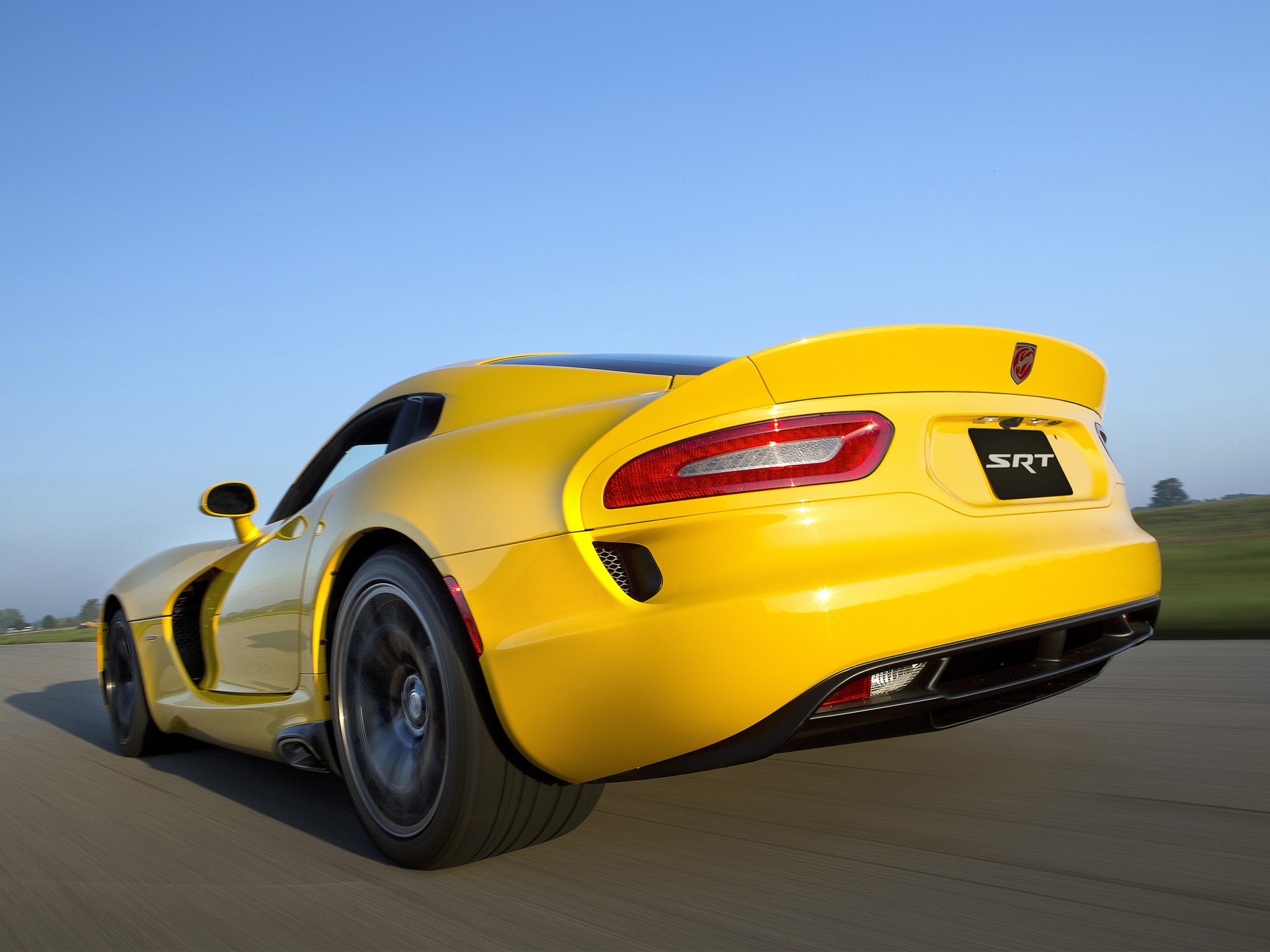 желтый спортивный автомобиль Dodge Viper SRT yellow sports car скачать