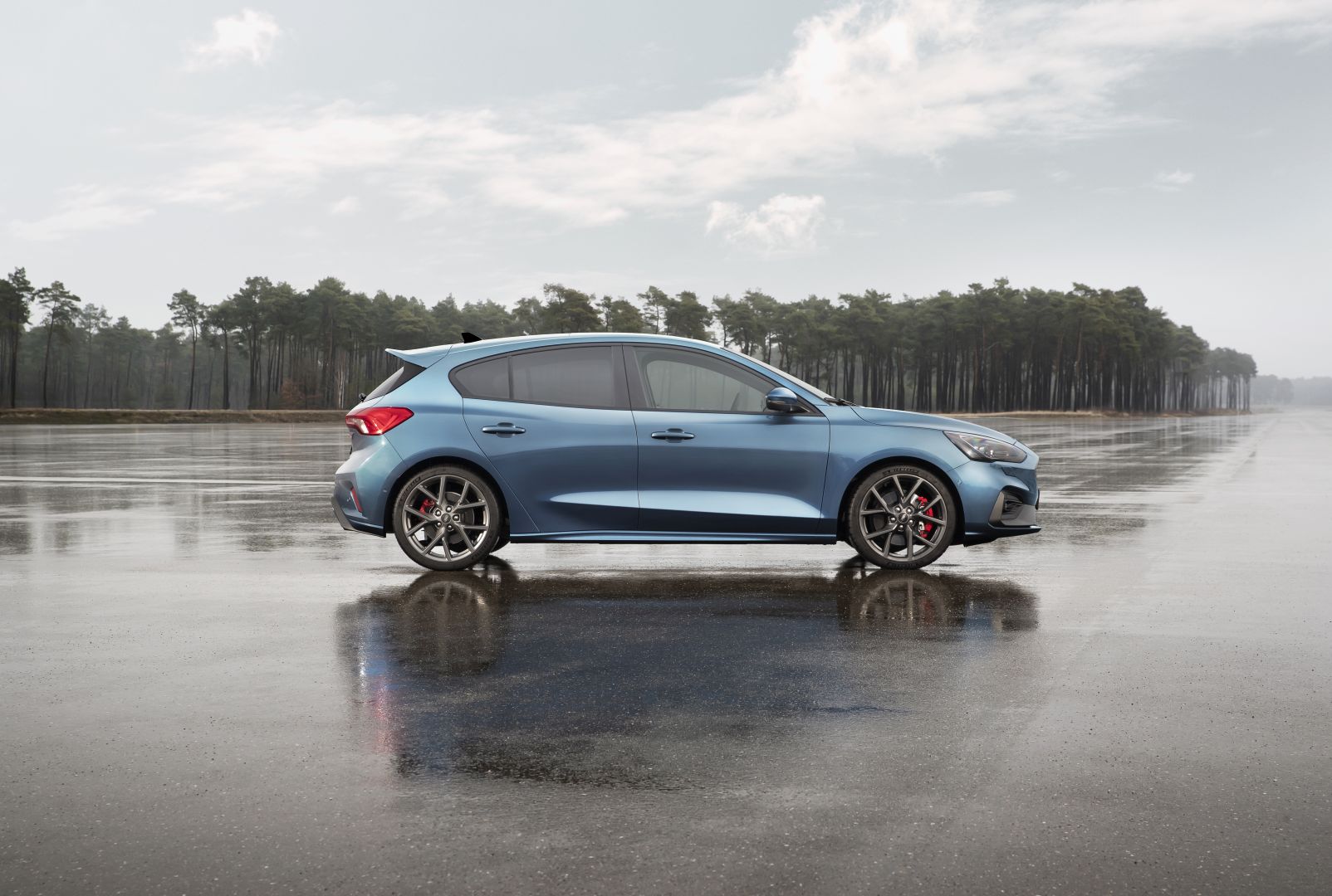 2019 Ford Focus ST Mk4 debuts - 276 hp and 430 Nm 2.3 litre turbo, 6-sp  manual or 7-sp auto transmissions 