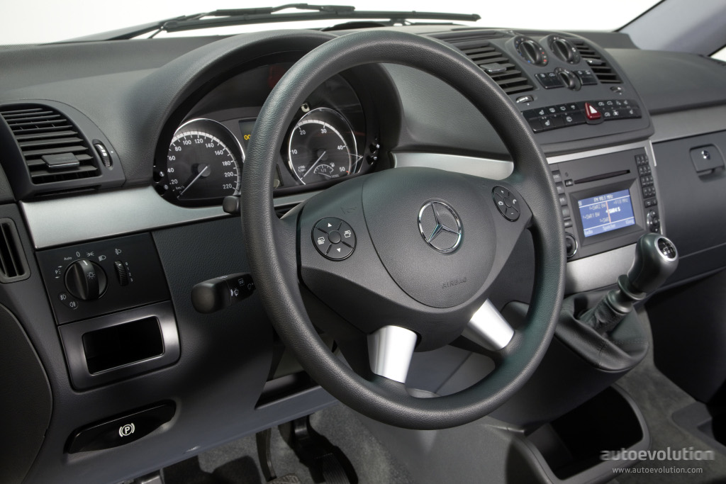 File:Mercedes-Benz Viano Kompakt CDI 3.0 V6 Ambiente (W 639) –  Frontansicht, 1. Juni 2013, Ratingen.jpg - Wikimedia Commons