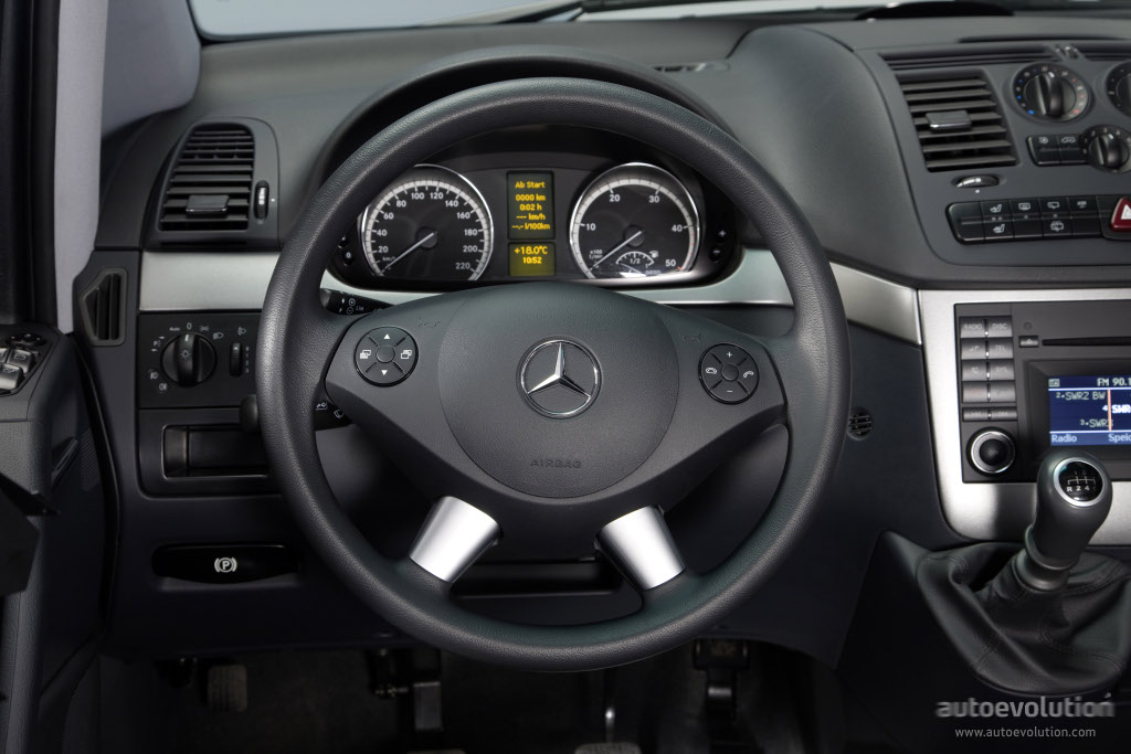 File:Mercedes-Benz Viano Lang CDI 3.0 V6 BlueEFFICIENCY Avantgarde Edition  125 (V 639, Facelift) – Innenraum, 13. April 2013, Düsseldorf.jpg -  Wikimedia Commons