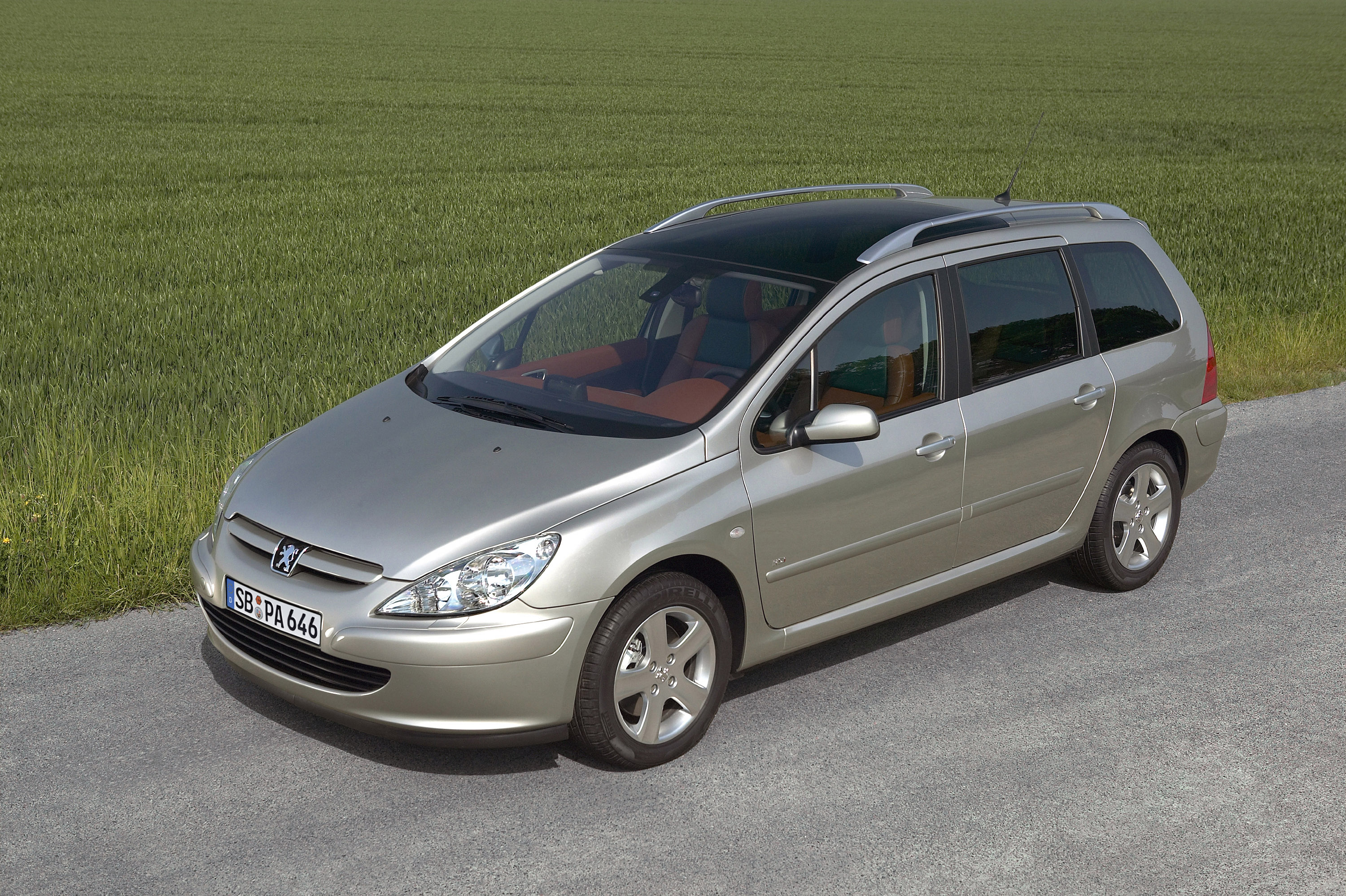 File:Peugeot 307 SW 2.0 HDi XR 2003 (14919299234).jpg - Wikimedia