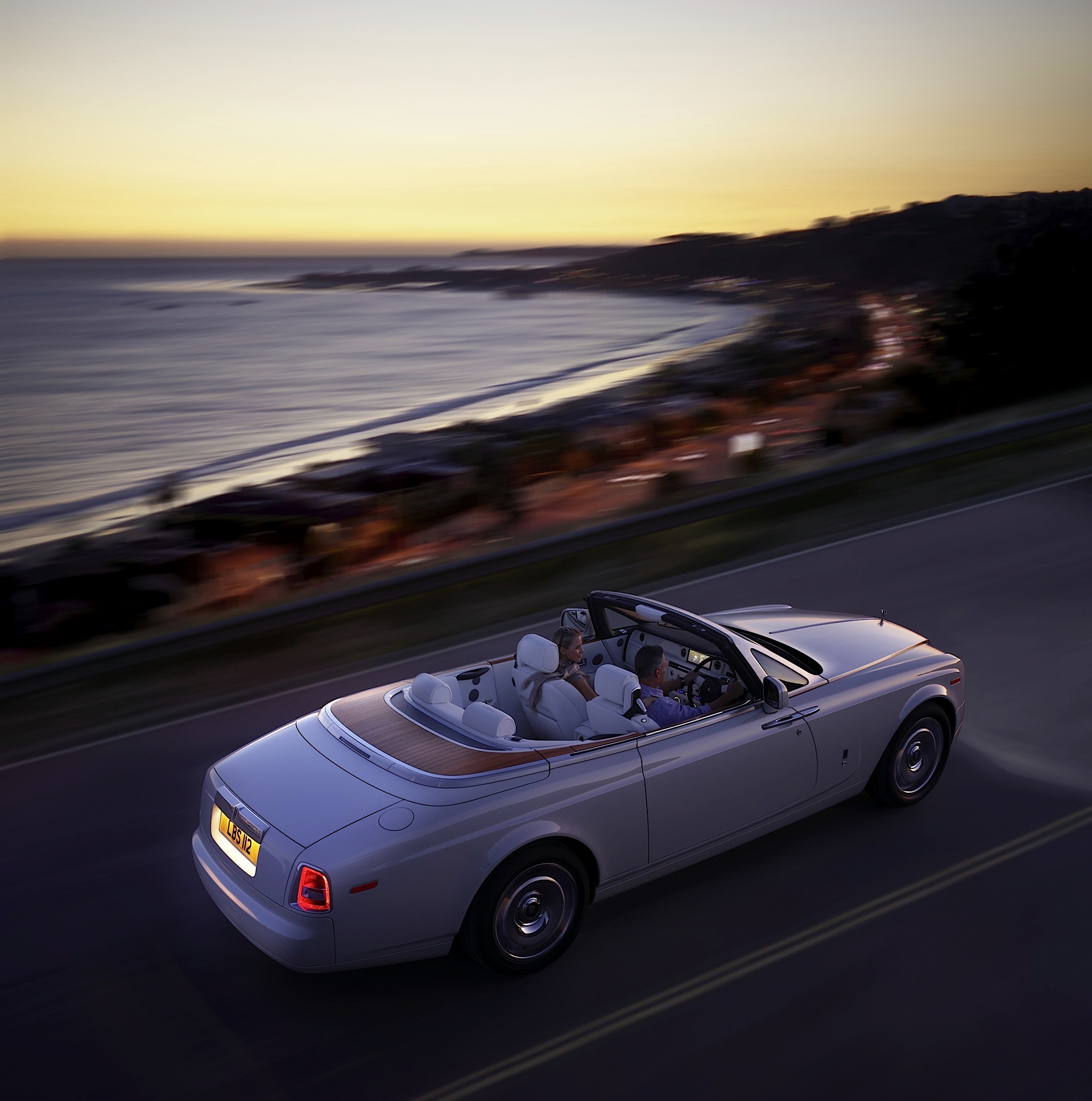 Rolls-Royce кабриолет белый море стоянка бесплатно
