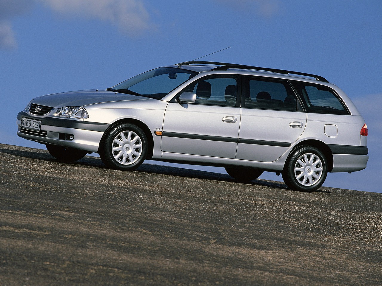 TOYOTA Avensis Wagon specs & photos 1997, 1998, 1999