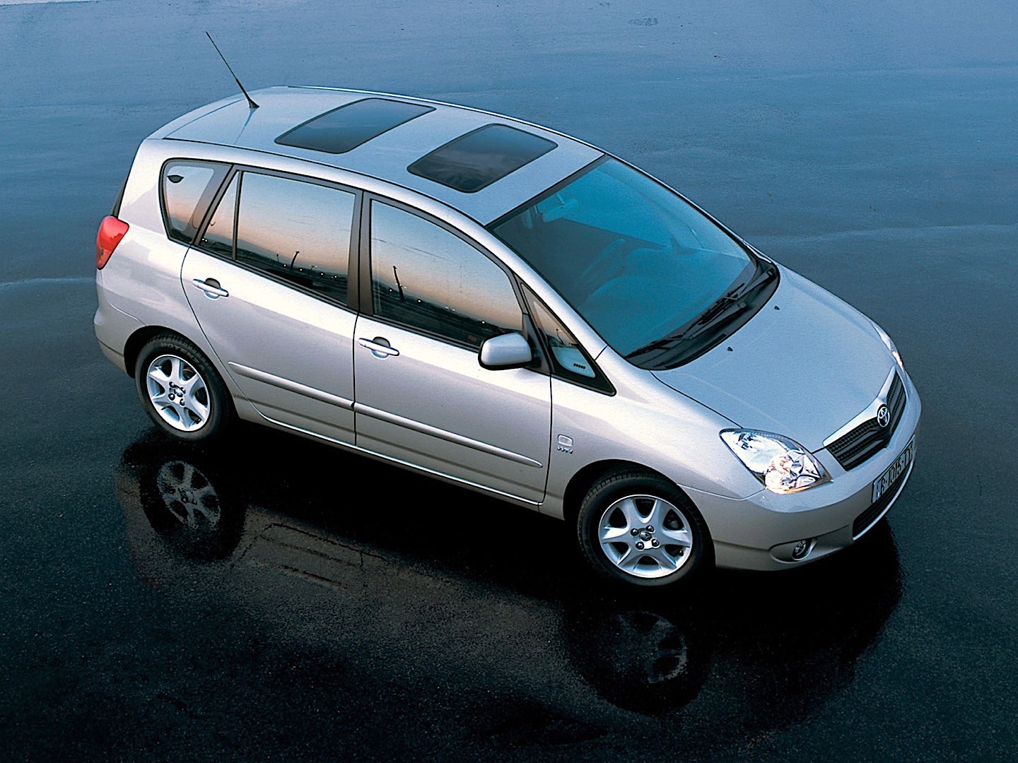 TOYOTA Corolla Verso Specs & Photos - 2002, 2003, 2004 - autoevolution