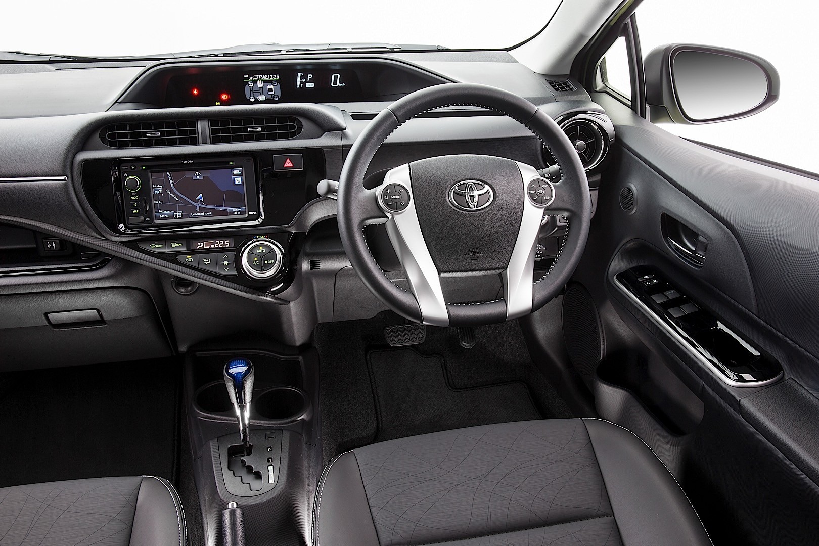 TOYOTA Prius C (Aqua) specs & photos - 2015, 2016, 2017 - autoevolution