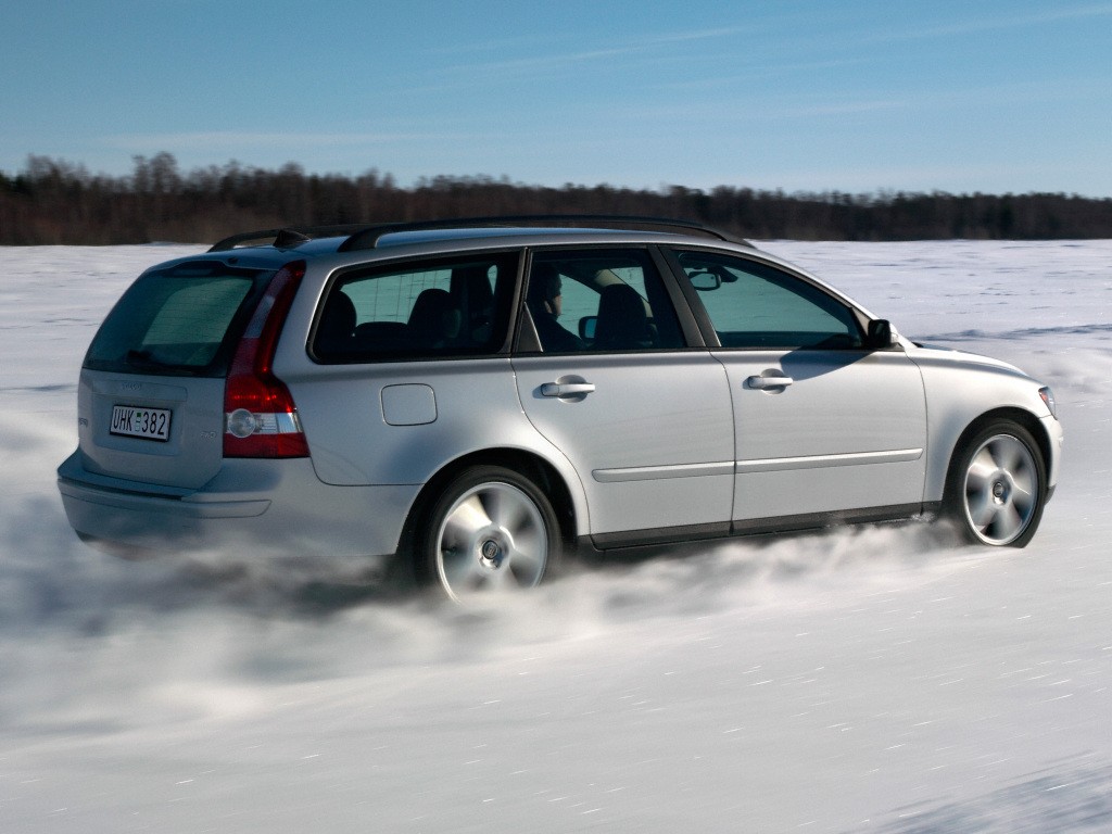 Hot-blooded Volvo V50 SV Concept Car Debuts at 2004 Specialty