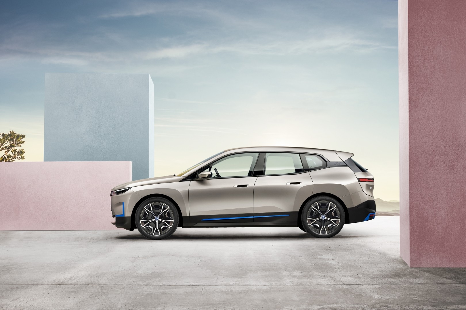 BMW iX electric SUV specifications revealed, offers up to 600km range