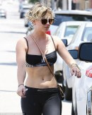 Kaley Cuoco Drives a Range Rover to Her Yoga Class