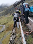 BMW R 1250 GS Gets Saved by the Guardrail, American Rider Lives to Tell the Story