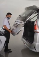 Khaby Lame Teaches How to Open the Dual Tailgate