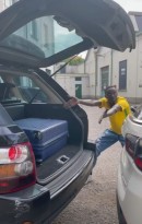Khaby Lame Teaches How to Open the Dual Tailgate