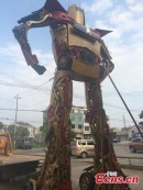 Dropped School Made a 3.6-tons Transformer-Lookalike Robot by Himself