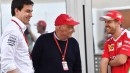 Niki Lauda Talking to Sebastian Vettel and Toto Wolff