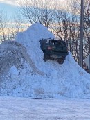 Jeep Grand Cherokee stuck in a mountain of snow baffles the Internet