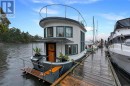 Pax (ex Casa Miga) is a beautiful houseboat with the layout of a tiny home