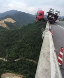 Car Carrier Almost Falls off Bridge in China, Drive Saved by Trailer