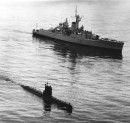 A Soviet Whiskey class attack submarine next to the HMS Rothesay