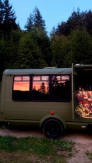Old Ford E450 shuttle bus was transformed into charming house on wheels