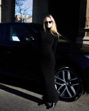 Sophie Turner uses her new 2023 Range Rover Sport as a photo prop, wins over new fans