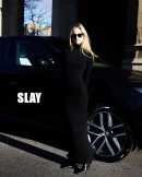 Sophie Turner uses her new 2023 Range Rover Sport as a photo prop, wins over new fans