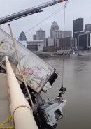 Driver dangling with her truck above the Ohio River