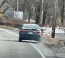 Drunk driver goes zigzagging on the road
