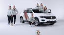 Alexandra Popp (2nd from left) with team members and the new T-Roc. Volkswagen has been a mobility partner of the DFB since the beginning of the year