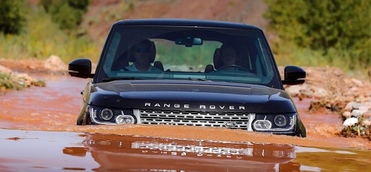 Range Rover in off\-road demonstration