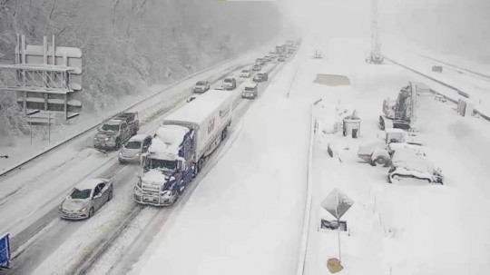 Cars stuck in snow on I\-95 in Virginia