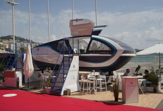 The new SeaBubble water taxi "flies" above the water surface, uses hydrogen\-electric propulsion