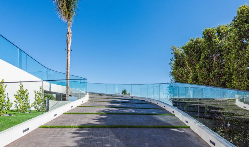 Hagy Belzberg\-designed Los Angeles mansion boasts floating driveway, NFT art gallery, insane amenities
