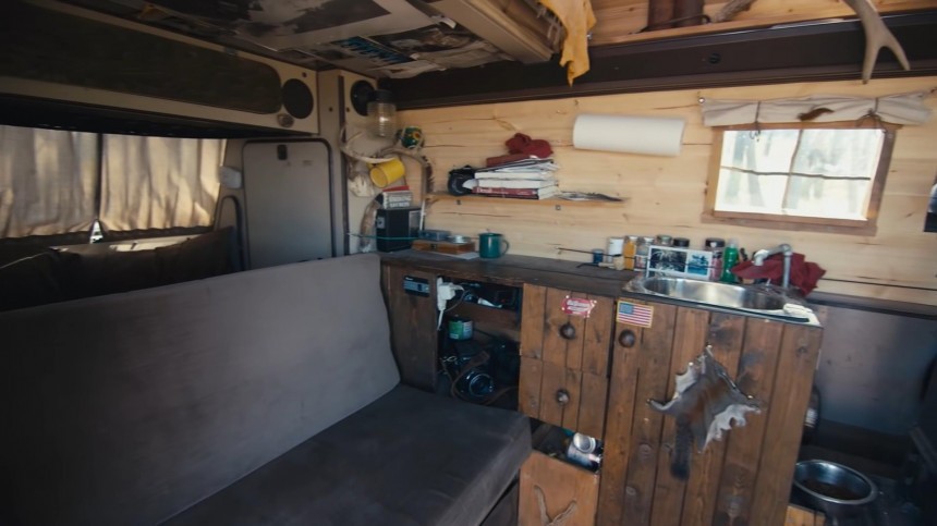 1986 VW Vanagon Is an Ultra\-Affordable Cabin on Wheels Unlike Anything You've Seen Before