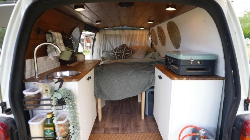 1997 Toyota Hiace Van Was Transformed Into a Super Functional Off\-Grid Tiny Home