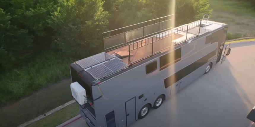 Family of eight travels full\-time in a double\-decker bus turned tiny home