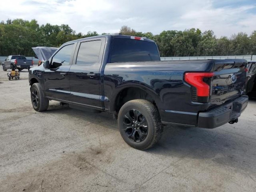 Almost brand\-new Ford F\-150 Lightning ends up on the salvage car market