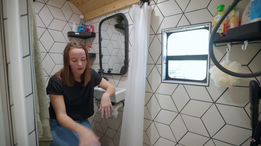 40\-Foot School Bus Was Converted Into Stunning Tiny Home With Modern Amenities