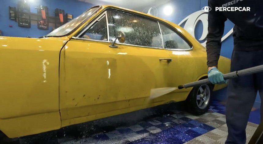 Chevrolet Opala, washed for the first time in 20 years