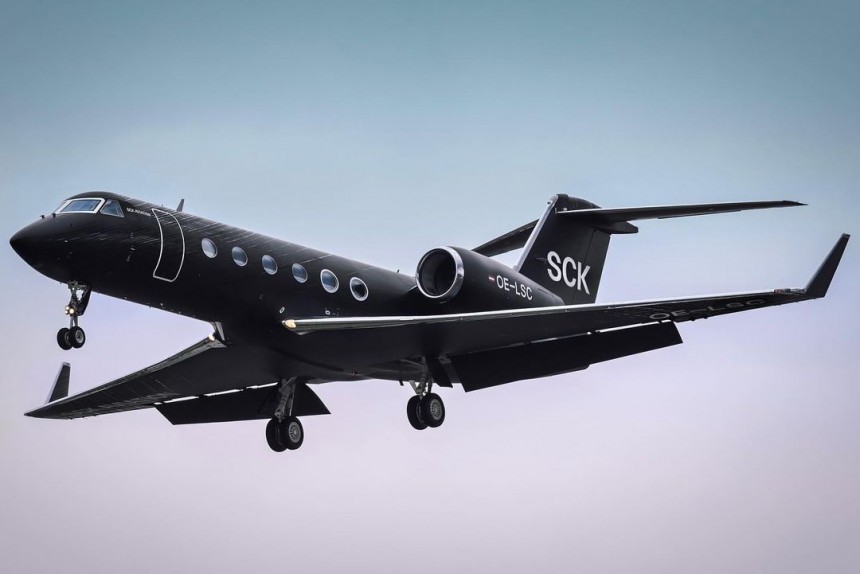 Blacked\-out Gulfstream G450 is the most striking custom unit ever