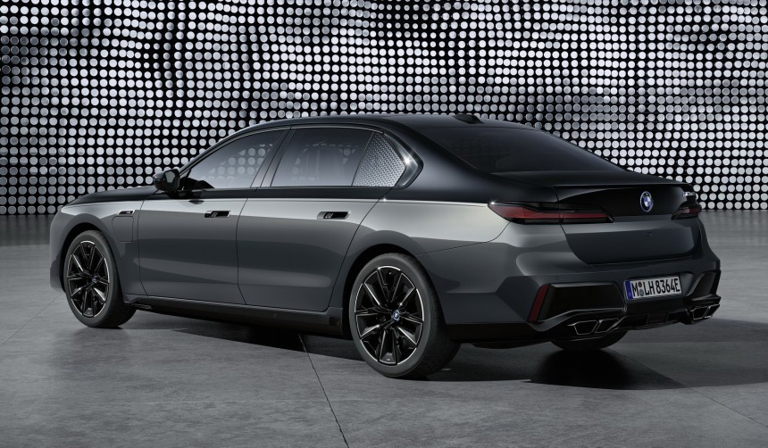 2023 BMW M760e with two\-tone exterior
